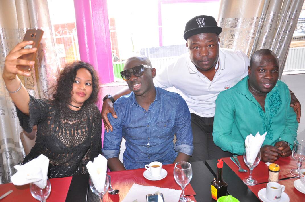 Le chanteur Pape Diouf rend visite au restaurant Daouda Gueye à la rue Myra sur le 18 eme arrondissement à Paris.