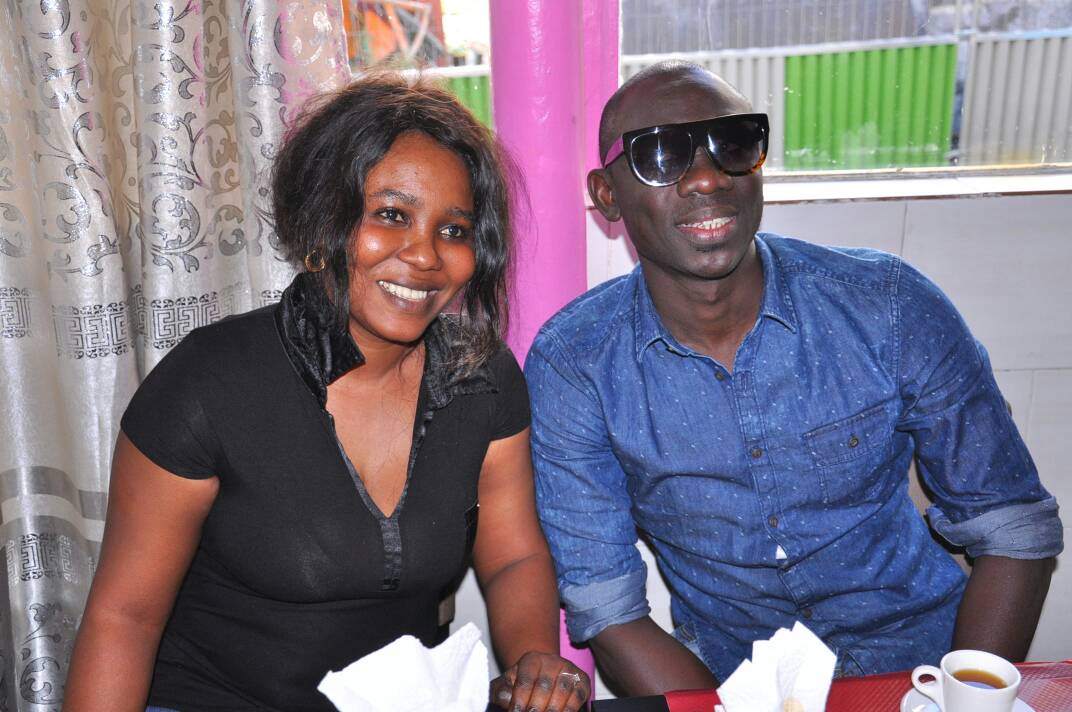 Le chanteur Pape Diouf rend visite au restaurant Daouda Gueye à la rue Myra sur le 18 eme arrondissement à Paris.