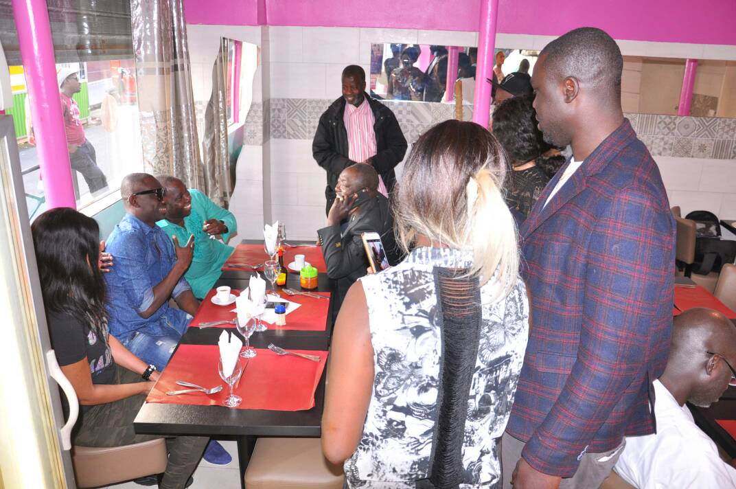 Le chanteur Pape Diouf rend visite au restaurant Daouda Gueye à la rue Myra sur le 18 eme arrondissement à Paris.