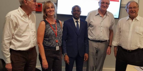 Abdou Mbow sort de sa soutenance à Sciences Po de Paris avec une mention "Très Bien"