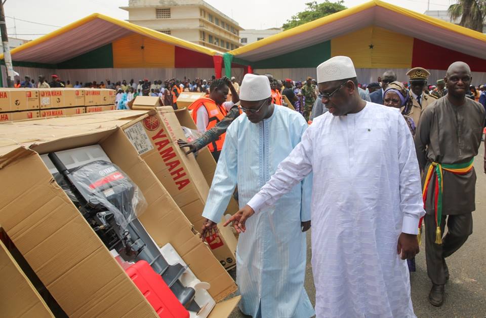 Macky Sall offre des chèques et des moteurs Yamaha aux pêcheurs de Saint-Louis