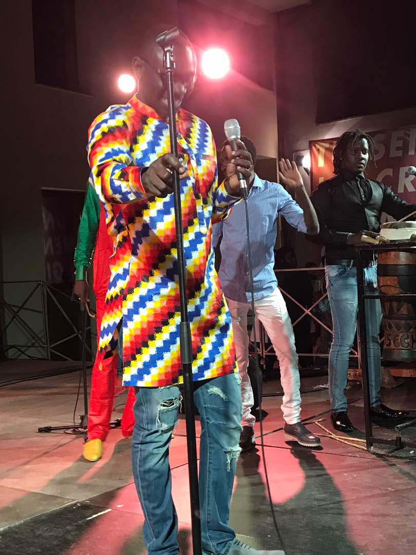 En images du concert de Pape Diouf à Prato en Italie ce samedi. Regardez