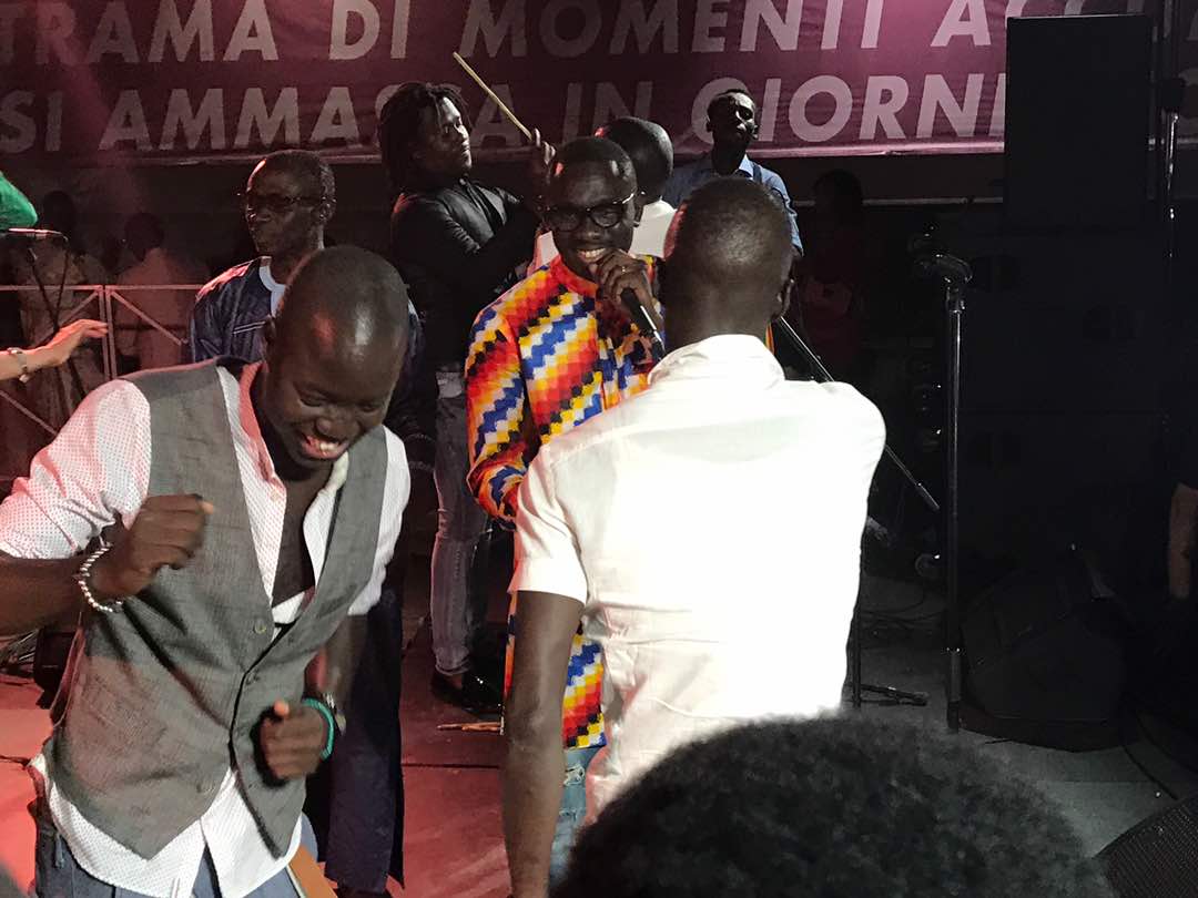 En images du concert de Pape Diouf à Prato en Italie ce samedi. Regardez