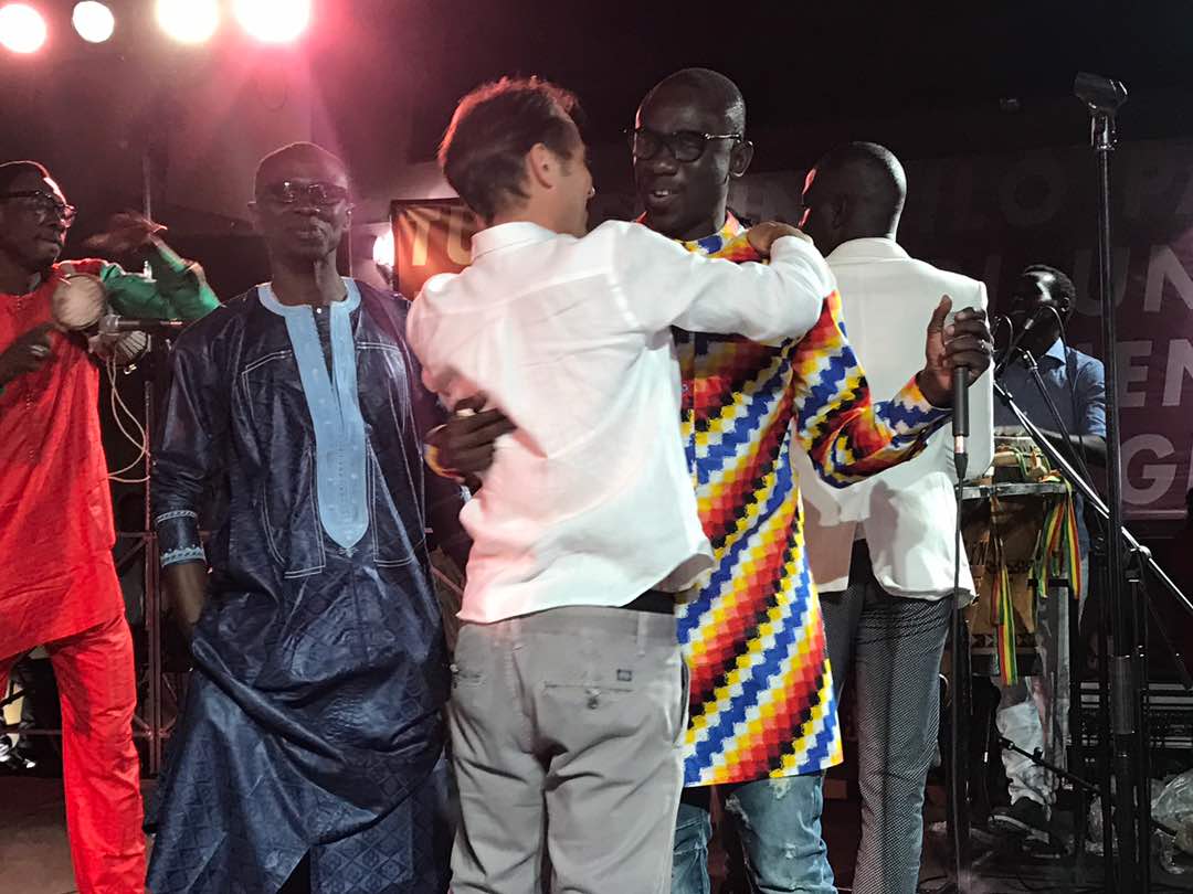 En images du concert de Pape Diouf à Prato en Italie ce samedi. Regardez