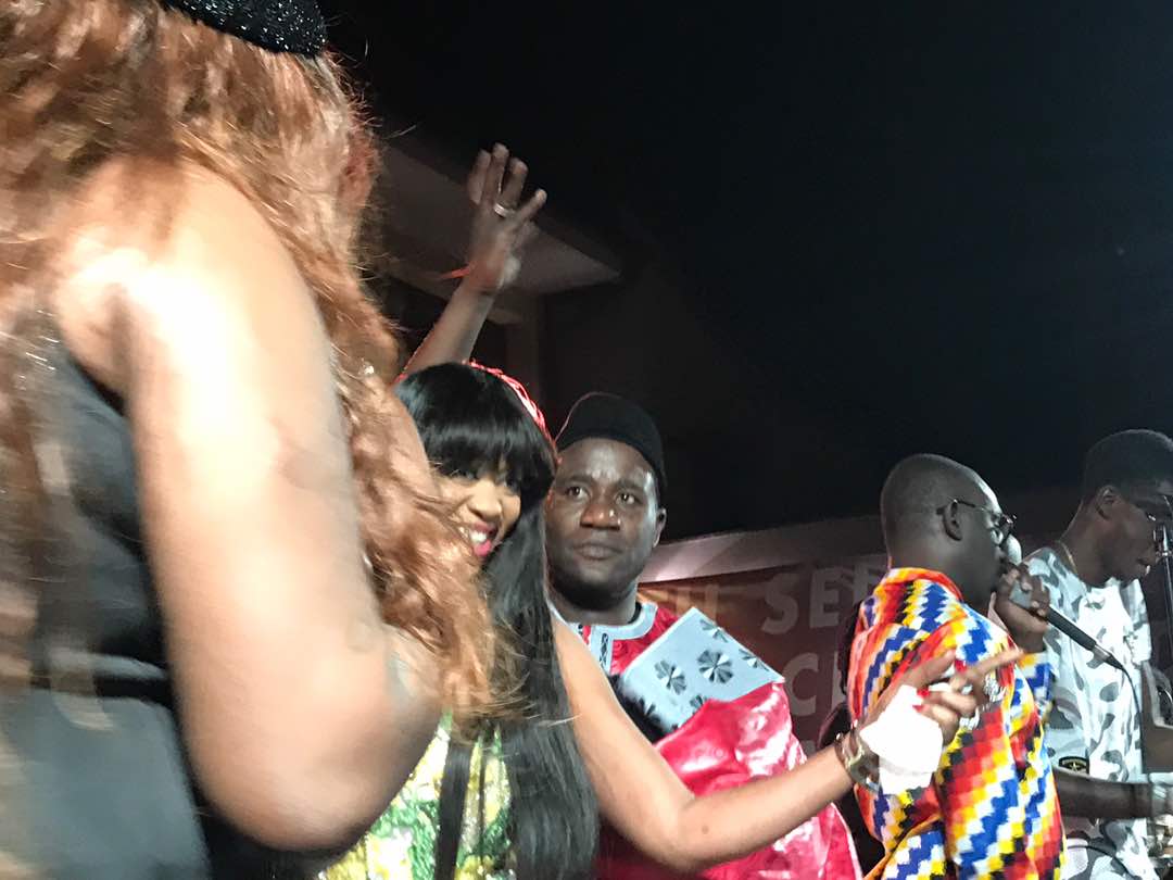 En images du concert de Pape Diouf à Prato en Italie ce samedi. Regardez