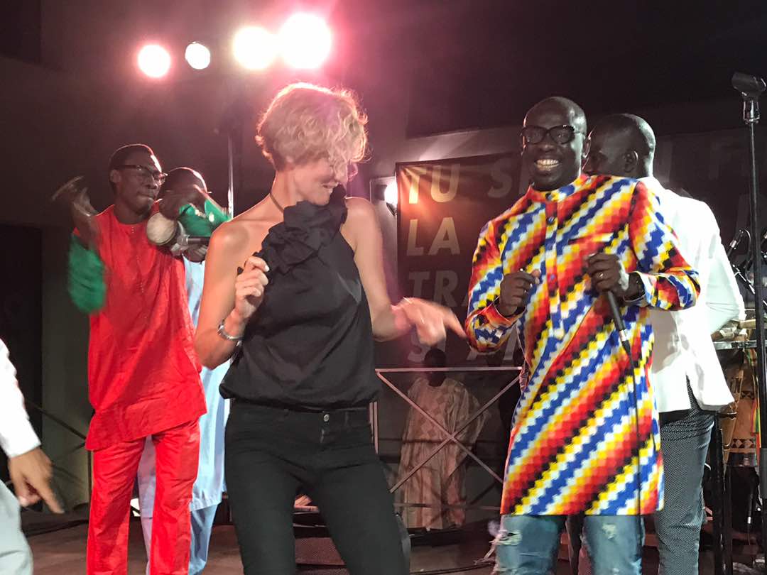 En images du concert de Pape Diouf à Prato en Italie ce samedi. Regardez