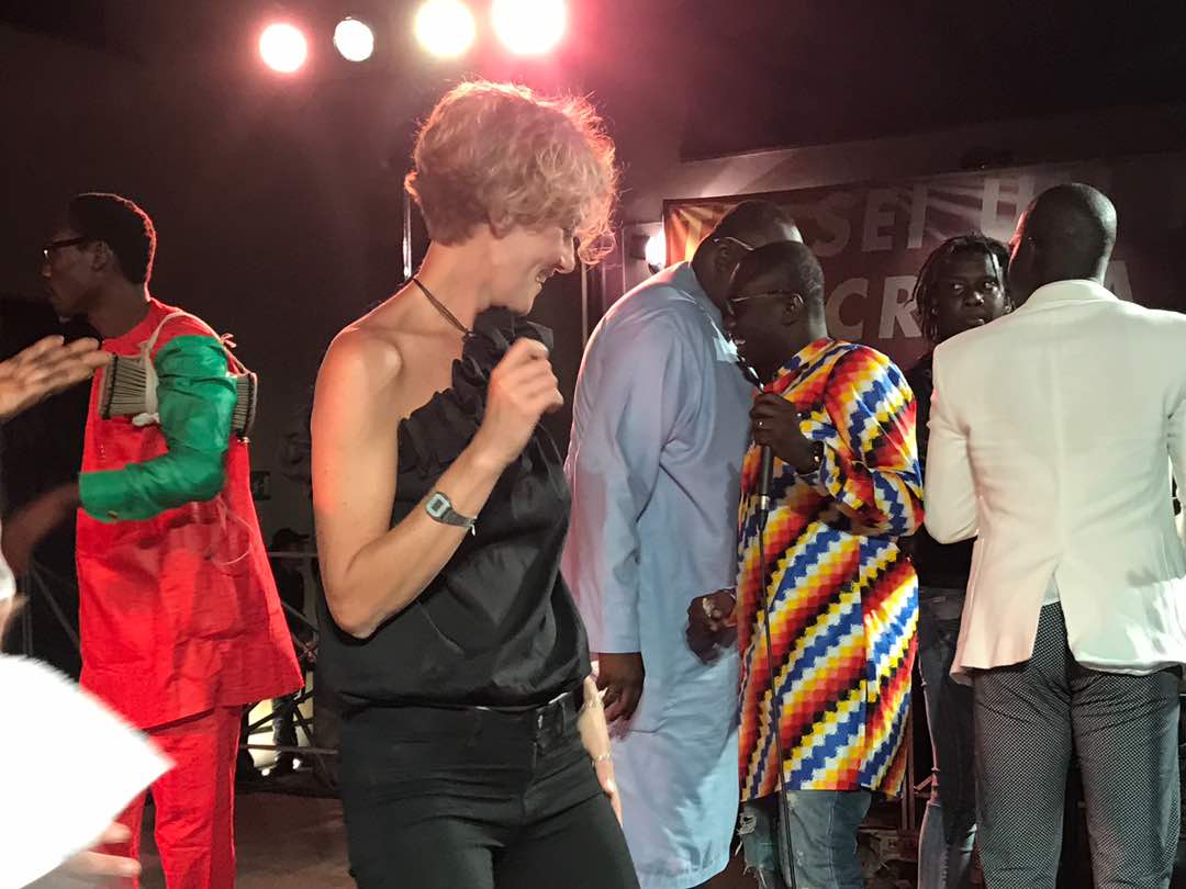 En images du concert de Pape Diouf à Prato en Italie ce samedi. Regardez