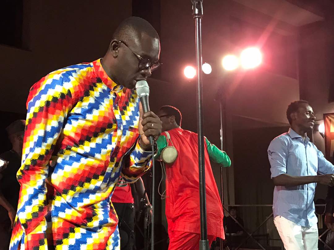 En images du concert de Pape Diouf à Prato en Italie ce samedi. Regardez