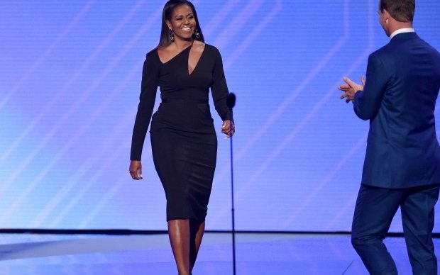 Michelle Obama, un retour étincelant dans une Robe Noire moulante très Chic