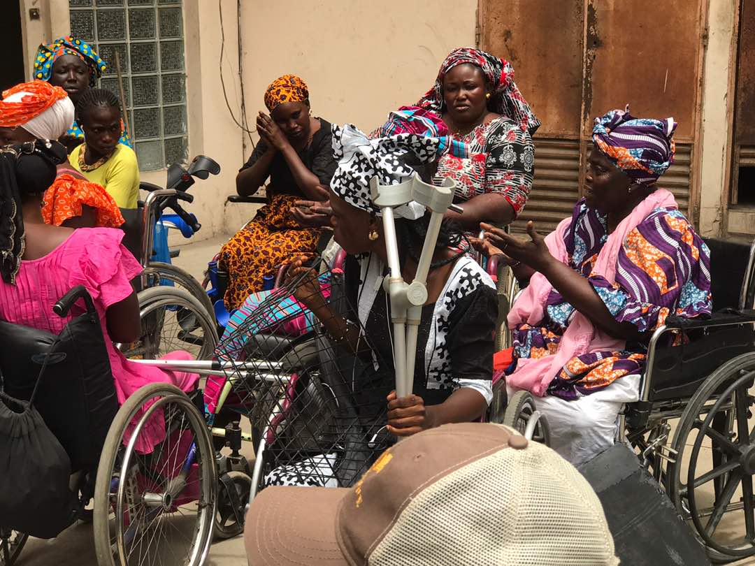 OEUVRES SOCIALES: Pape Diouf distribue des dons aux handicapés.