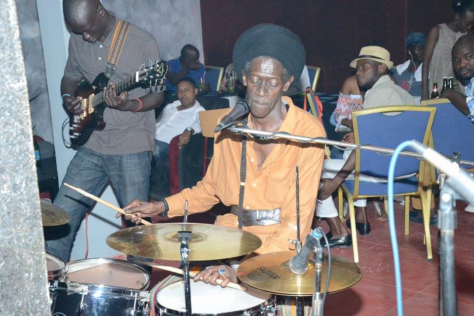 Cheikh Ndiguel Lo met le feu et casse la baraque au JET CAFÉ la nouvelle destination des Jet- Seteurs.