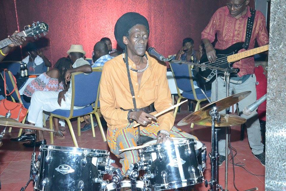 Cheikh Ndiguel Lo met le feu et casse la baraque au JET CAFÉ la nouvelle destination des Jet- Seteurs.