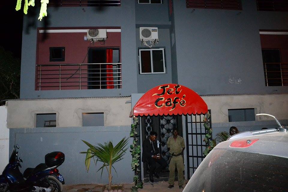 Cheikh Ndiguel Lo met le feu et casse la baraque au JET CAFÉ la nouvelle destination des Jet- Seteurs.