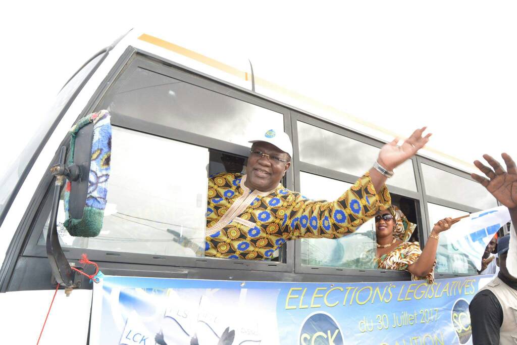 Me Ousmane Ngom conduit le bus de la coalition "SENEGAL ÇA KANAM"