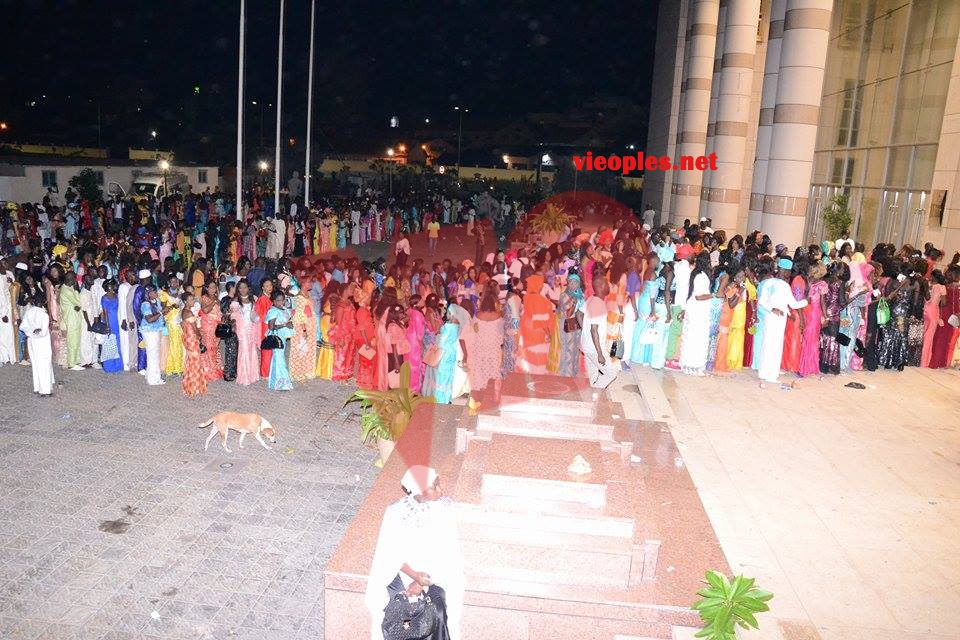 Premiers images: Momo Dieng draine du monde pour sa première sortie au grand theatre.