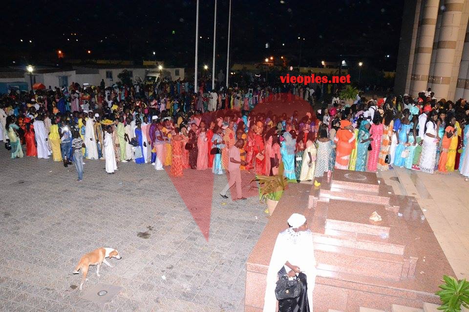 Premiers images: Momo Dieng draine du monde pour sa première sortie au grand theatre.