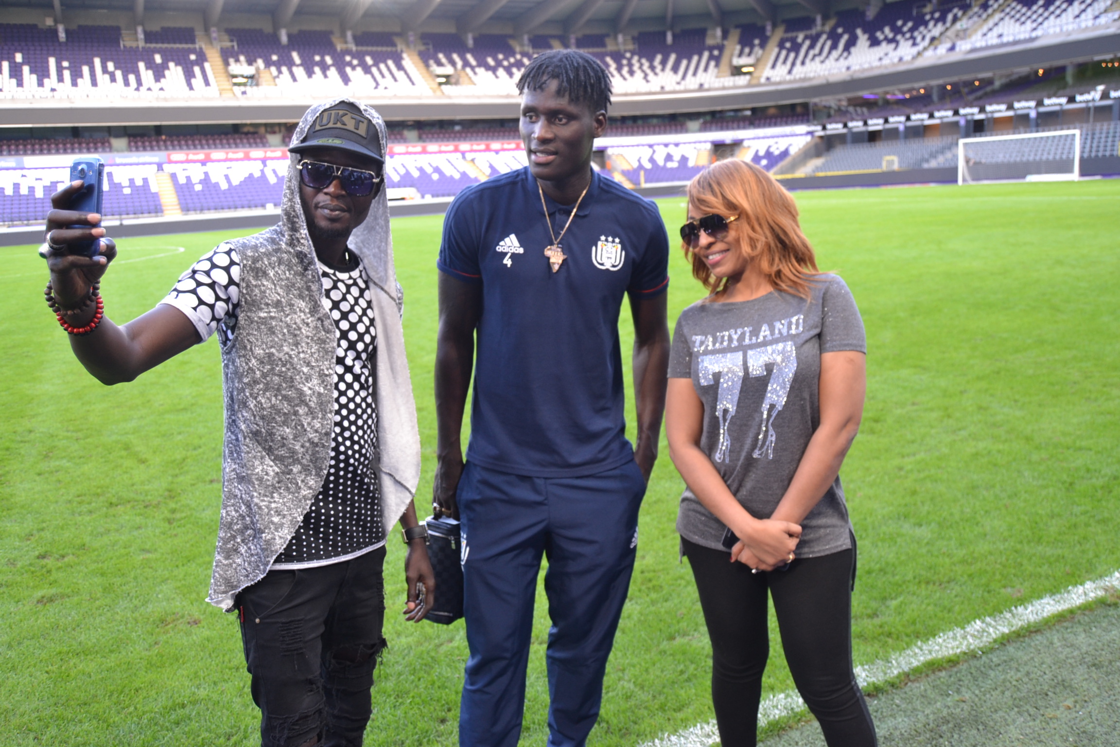 Viviane et le "Djolof band" au Stade d'Anderlech pour supporter Kara Mbodj.