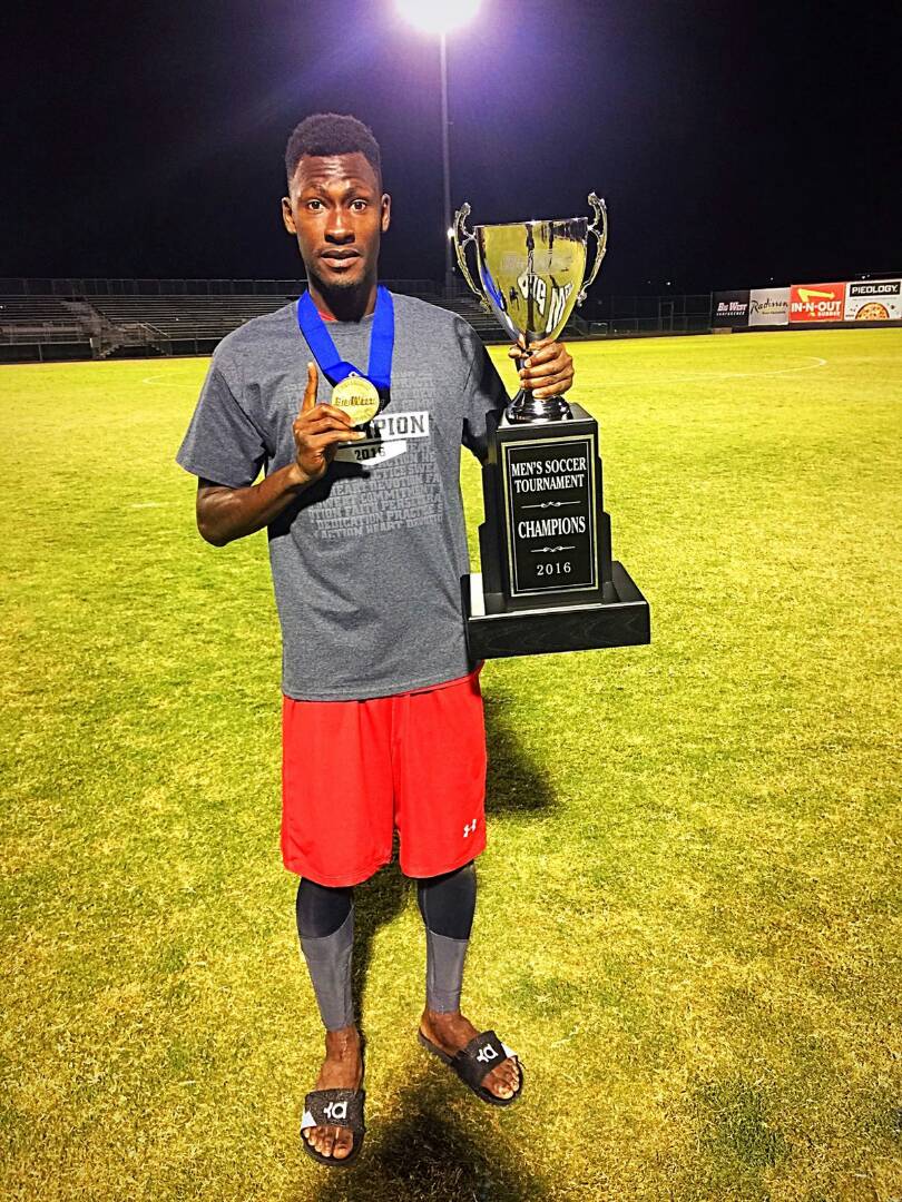Papi Diouf,  jeune milieu excentré sénégalais dans le championnat universitaire des etats unis avec son club CALIFORNIA STATE.