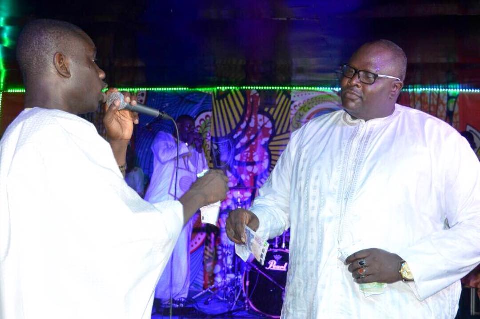 Serigne Sam Fall l'époux de Fatou Abdou Ndiaye de la Sen Tv   dans ses œuvres à la soirée "Ndeweneul Tabaski" de de Pape Diouf