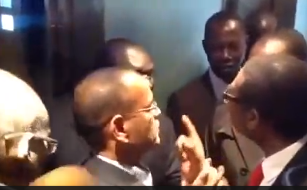 Vidéo – Youssou NDOUR se bagarre en public, heureusement pour le roi du mbalakh ses gardes ont fait le nécéssaire