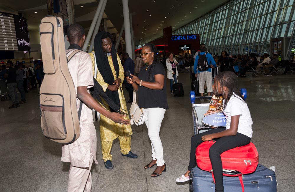 AMERICAN TOUR WITH NEW AFRICAN PRODUCTION: Arrivé du groupe Bidew Bou Bess à JFK aéroport.