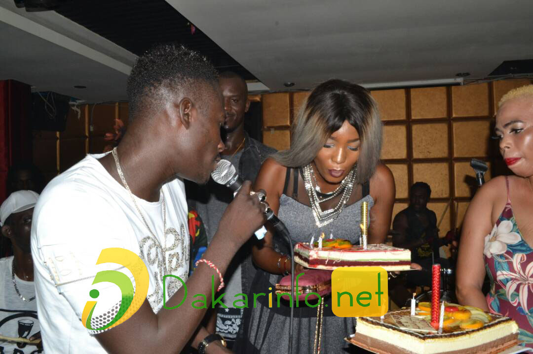 Dakar Night Show by Dakarinfo.net: Une fan de Momo Dieng fête son anniversaire au Duplex