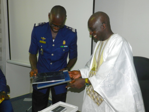 Compagnie de Gendarmerie des Transports Aériens : Le Commandant Samba Diallo remplacé par le Capitaine Babacar Samb reçoit des honneurs