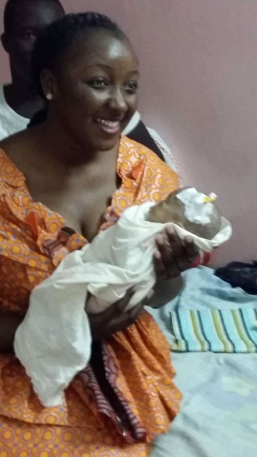 Penda Dia militante ( COJER FRANCE) au chevet de la pédiatrie de ourosogui
