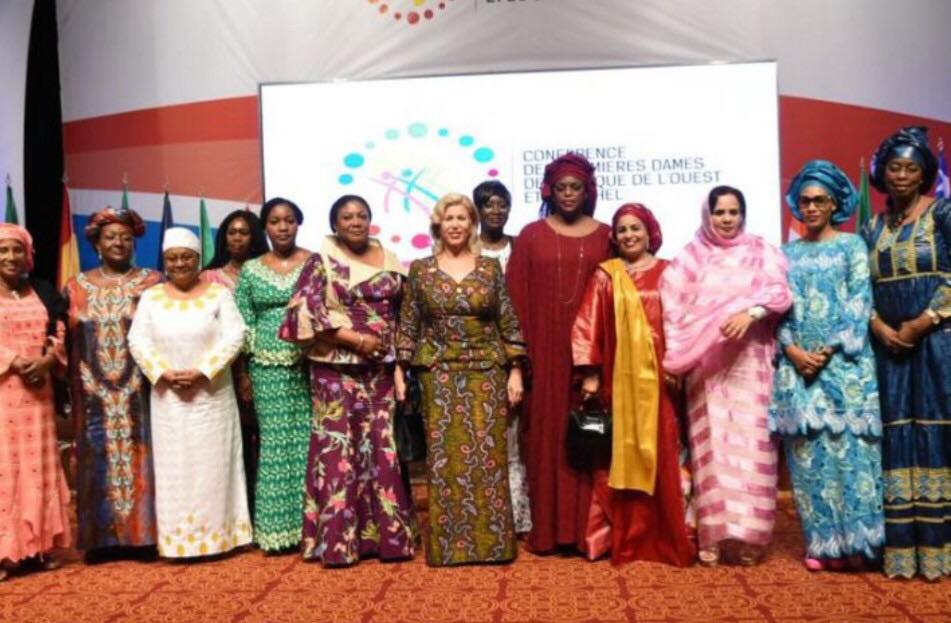 Marième Faye Sall, version rouge écarlate, ravit la vedette aux premières dames à Abidjan