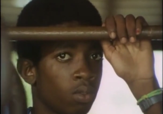 Vidéo: Quand Bouba Ndour, alors adolescent, incarnait le rôle de Youssou Ndour dans un documentaire – Regardez.