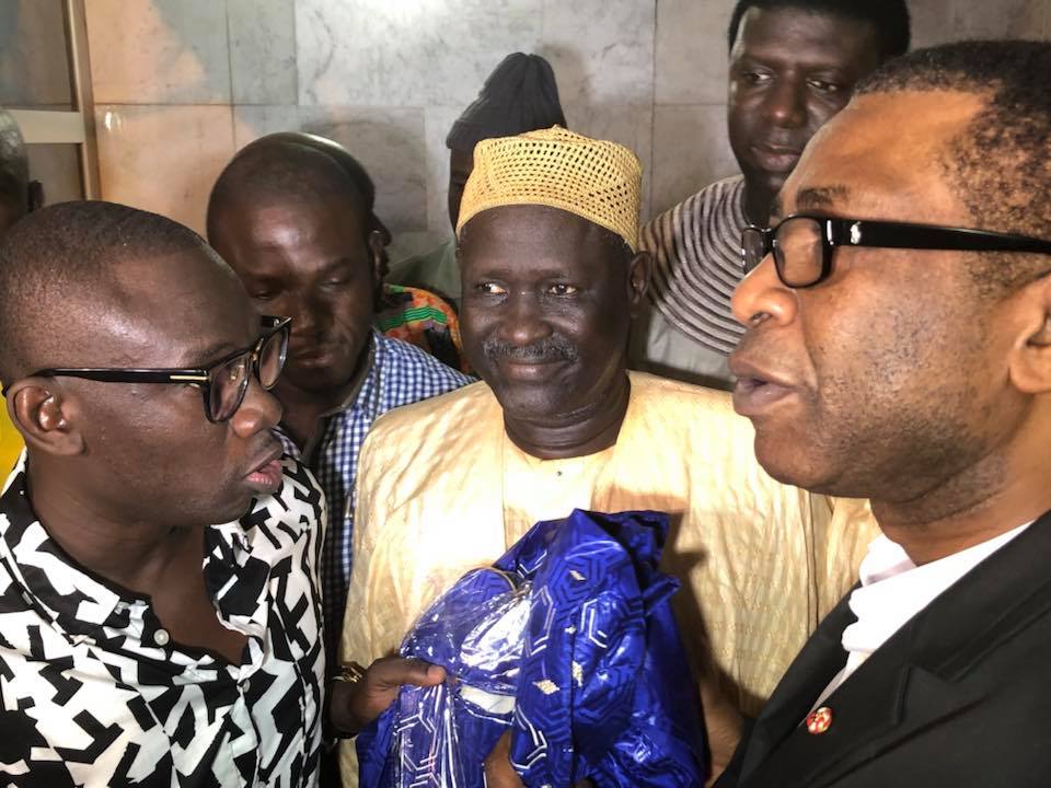 Regardez comment Youssou Ndour est accueilli à l’aéroport !… Tout ce que vous n’avez pas vu en Images