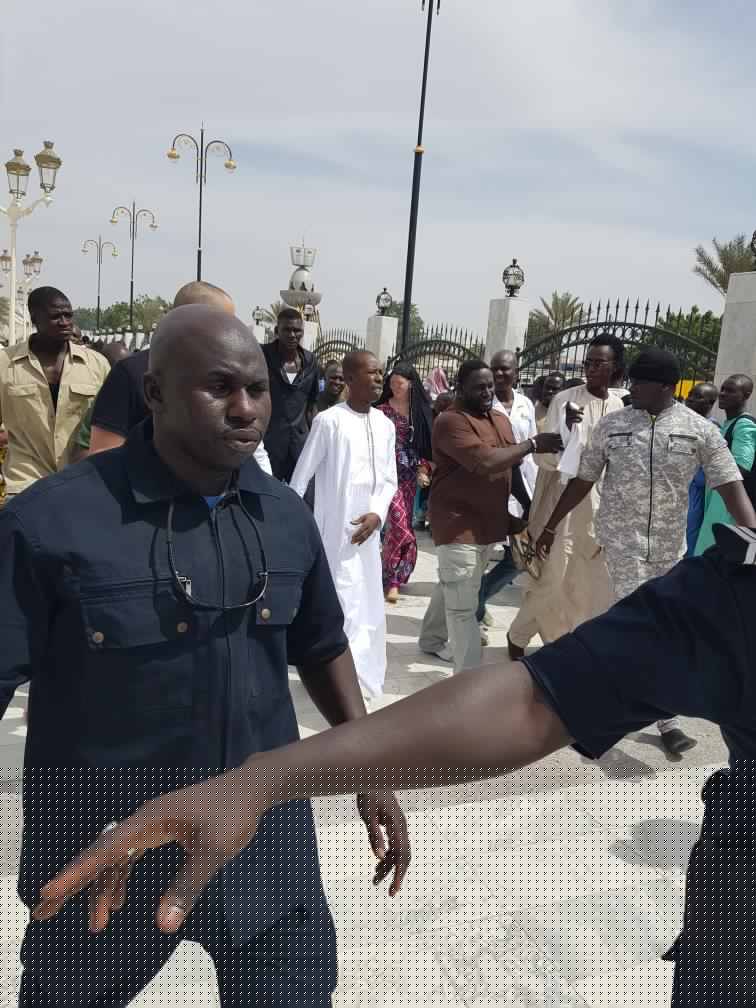 Magal 2017: Cheikh Amar à la Sainte mosquée de Touba avec son fils