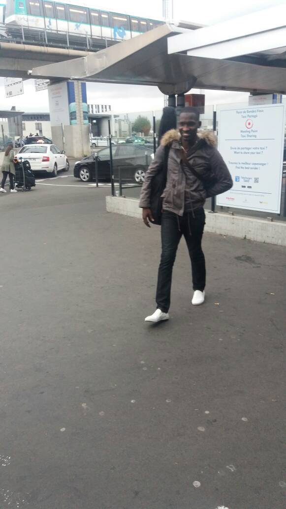 L'artiste compositeur Demba Guissé dans les rues de Paris.