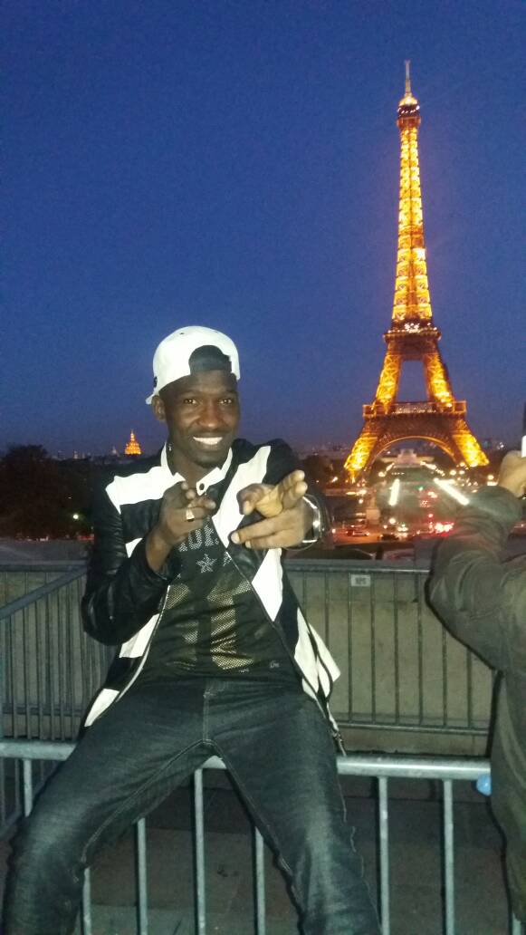 L'artiste compositeur Demba Guissé dans les rues de Paris.