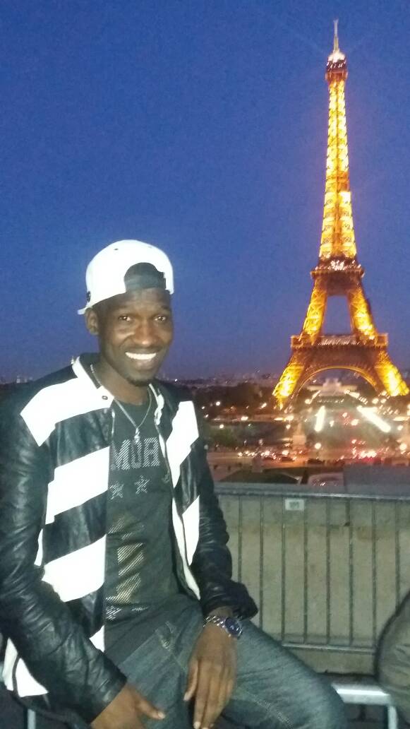 L'artiste compositeur Demba Guissé dans les rues de Paris.