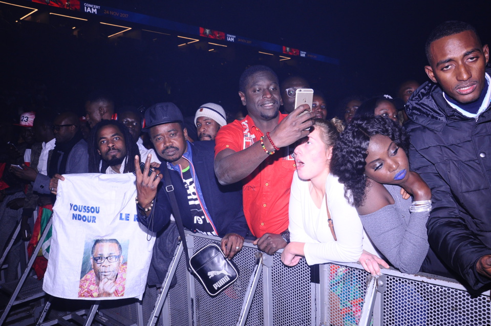 Les images dans la salle de Bercy: Youssou Ndour  bat le record des 20 300 places.