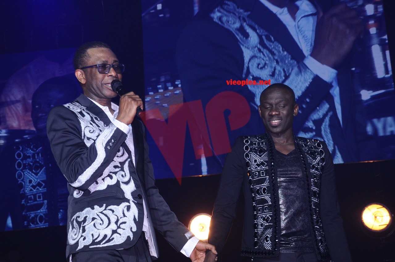 Bercy 2017 en images de la belle et séduisante prestations de Pape Diouf sur scène avec Youssou Ndour. Regardez