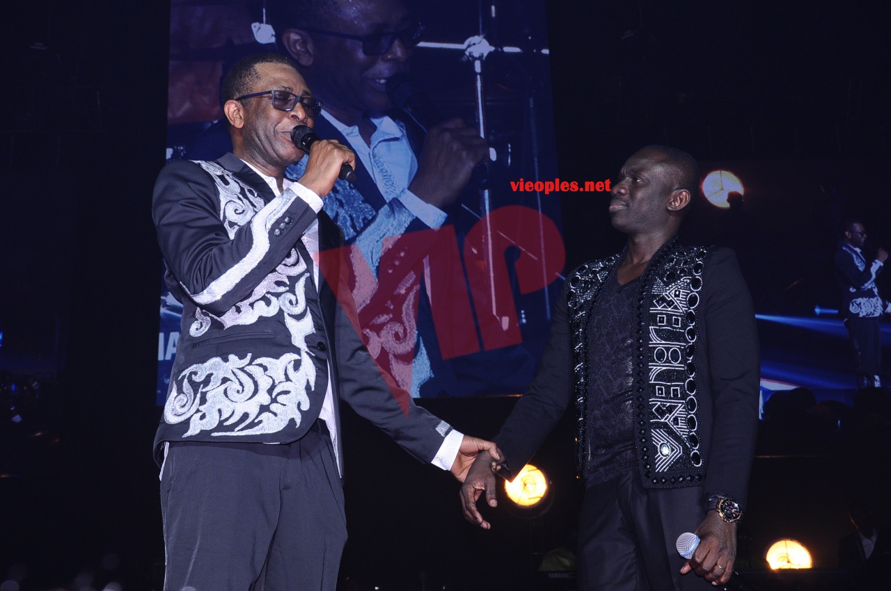 Bercy 2017 en images de la belle et séduisante prestations de Pape Diouf sur scène avec Youssou Ndour. Regardez