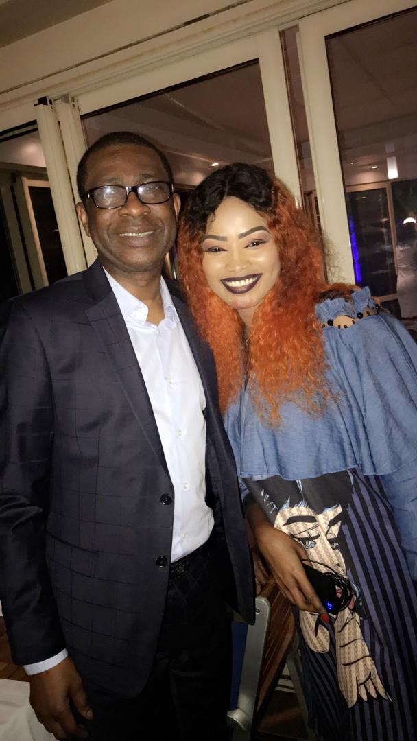 Mbathio Ndiaye de "FOTO MA" pose avec la méga-star Youssou Ndour