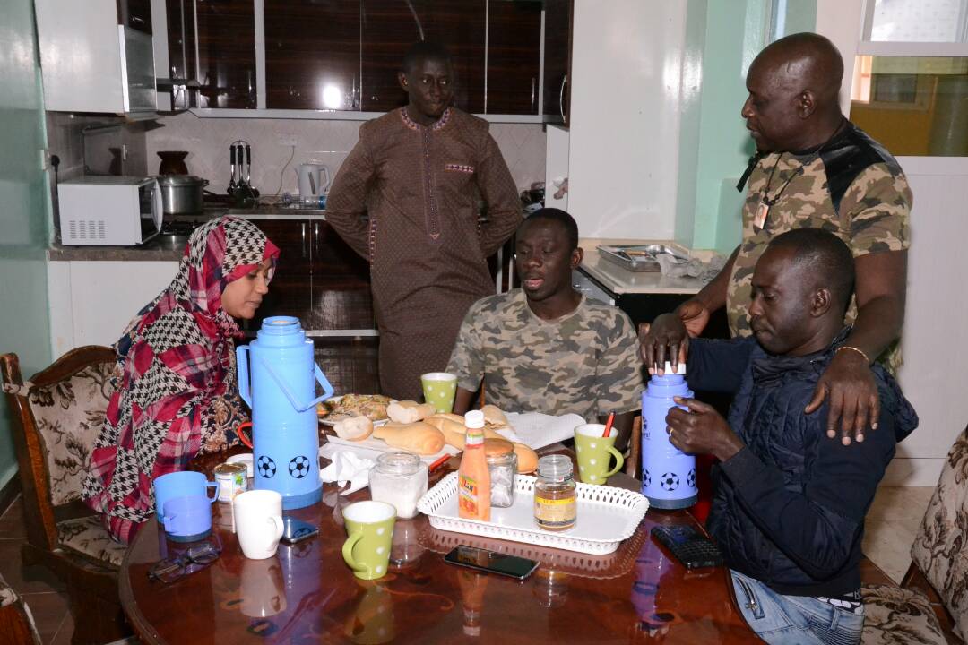 GALA DINER: Les premières images avec Pape Diouf qui exporte son "Yengeel Guessem" chez Adama Barrow avec les Forces Armées de la Gambie.