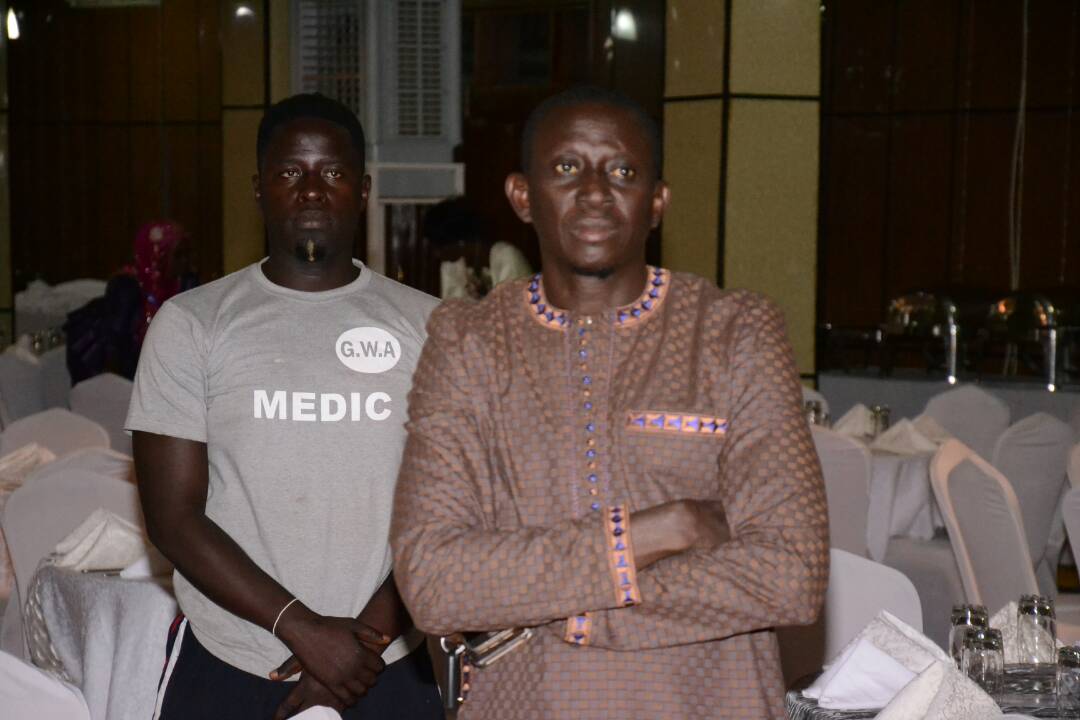 GALA DINER: Les premières images avec Pape Diouf qui exporte son "Yengeel Guessem" chez Adama Barrow avec les Forces Armées de la Gambie.