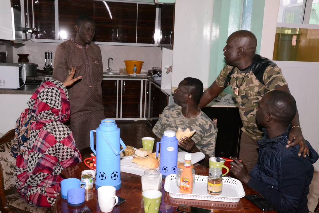 GALA DINER: Les premières images avec Pape Diouf qui exporte son "Yengeel Guessem" chez Adama Barrow avec les Forces Armées de la Gambie.