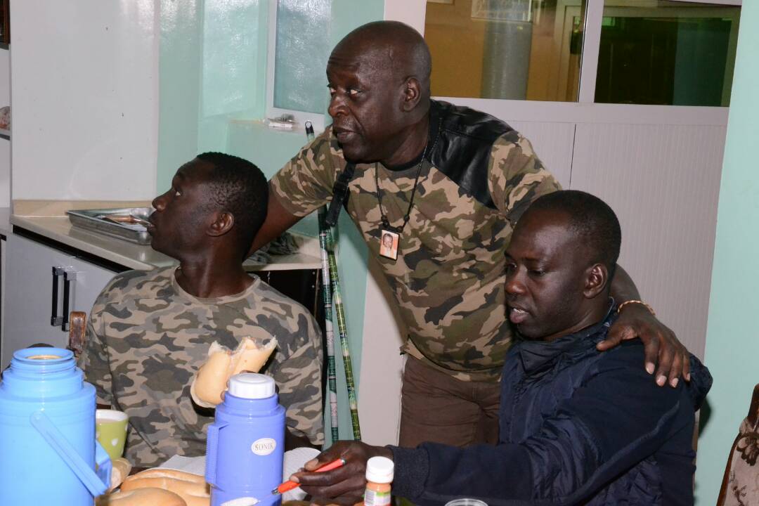 GALA DINER: Les premières images avec Pape Diouf qui exporte son "Yengeel Guessem" chez Adama Barrow avec les Forces Armées de la Gambie.