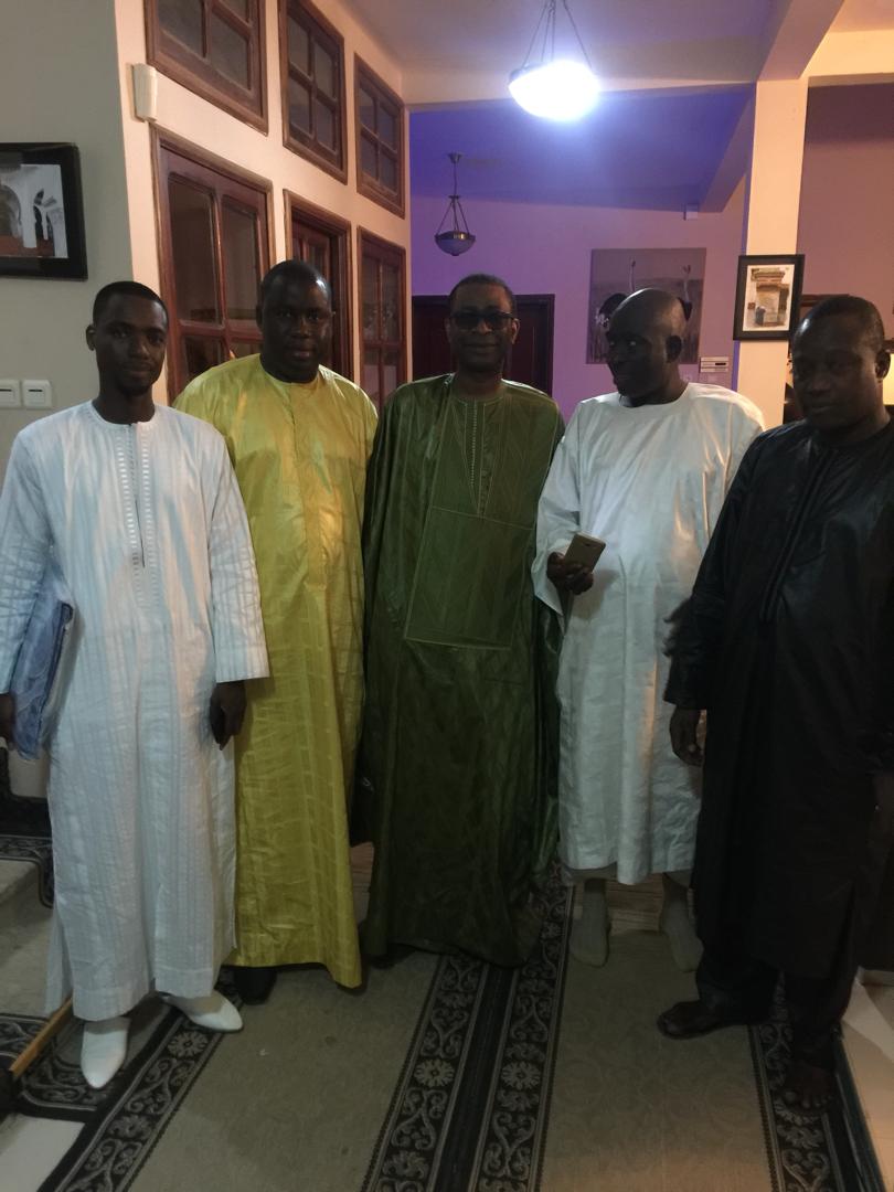 Serigne Abdourahmane Mbacké en compagnie de Youssou Ndour et son fils Birane chez Serigne Bass Abdoudou Khadre