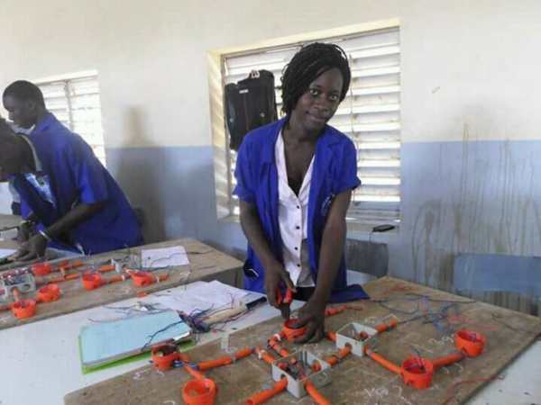 Fatoumata Sakiné : l’électricienne bâtiment qui bouscule les hommes sur «leur» terrain de jeu (PORTRAIT)