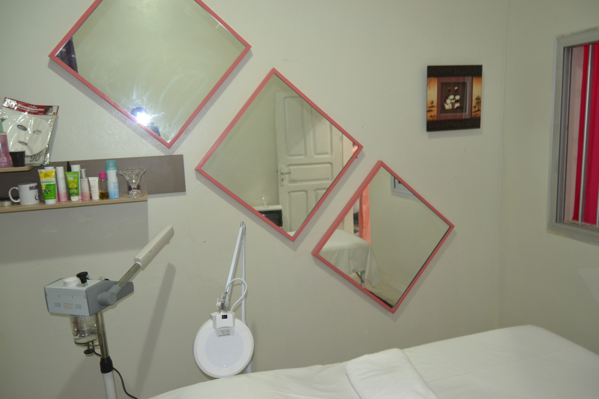 SPÉCIAL FIN D'ANNÉE: L'ESPRIT COSMETIQUE vous ouvre les portes de son institut de beauté: Une beauté silhouette à Dieppeul en face clinique Raby.