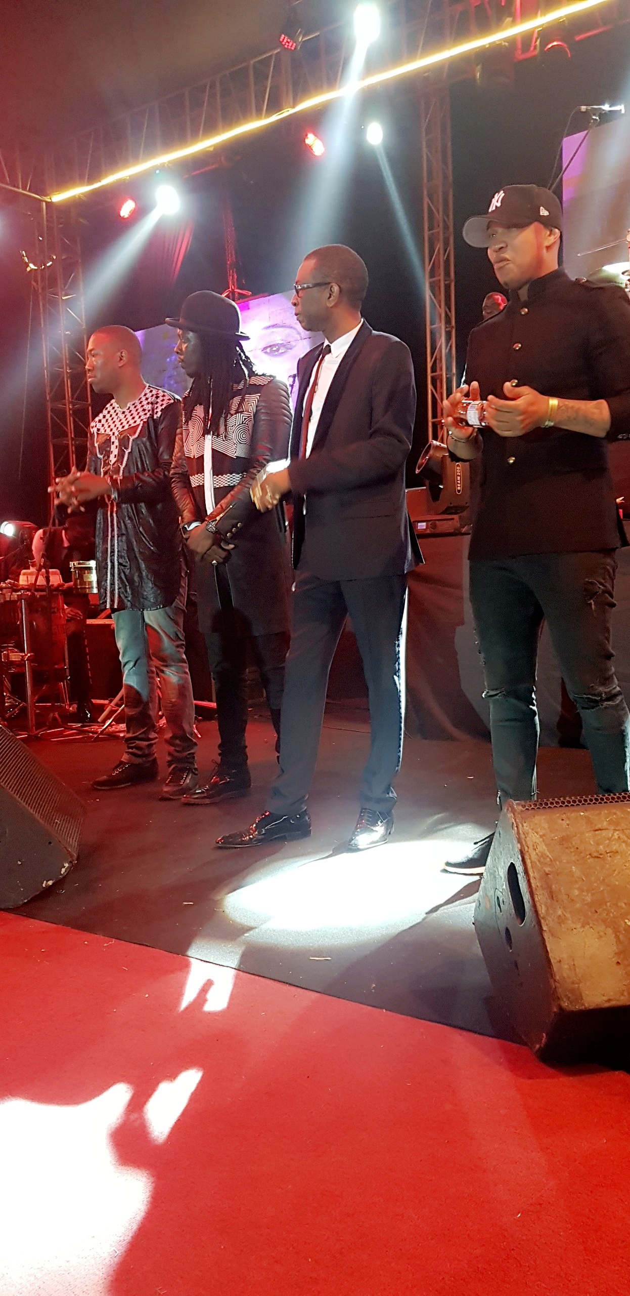 Youssou Ndour, Fada Fredy et El Hadj Diouf chauffent le grand public du CICES au Grand Bal de 2018. Regardez