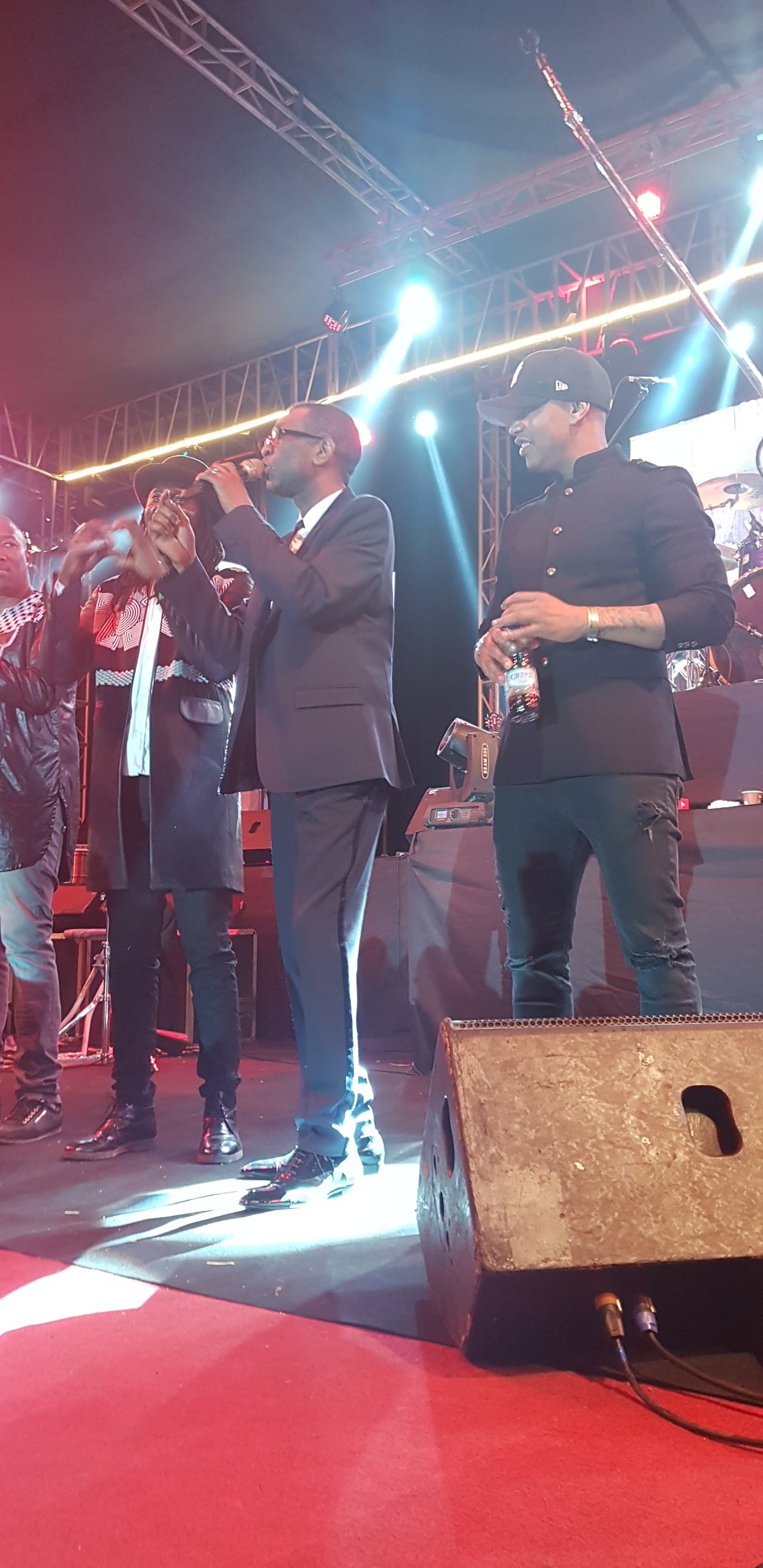 Youssou Ndour, Fada Fredy et El Hadj Diouf chauffent le grand public du CICES au Grand Bal de 2018. Regardez