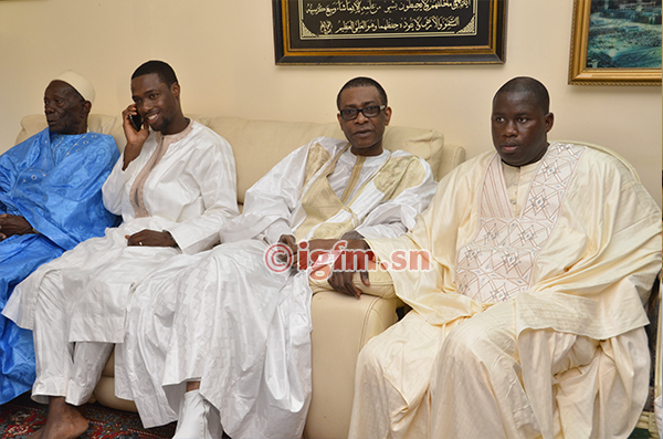 Accompagné par son Fils Birane,  son Père et Serigne Abdourahmane Mbacké, Youssou Ndour au nouveau khalife