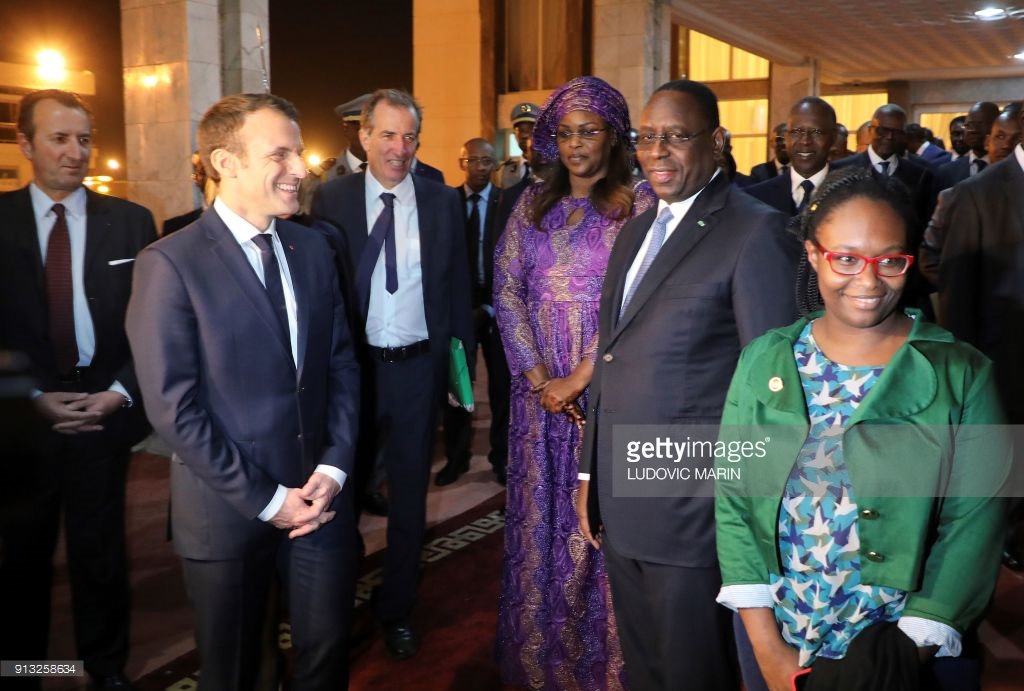 Revivez l’arrivée d’Emmanuel et Brigitte Macron au Sénégal… Tout ce que vous n’avez pas vu en Images. Regardez